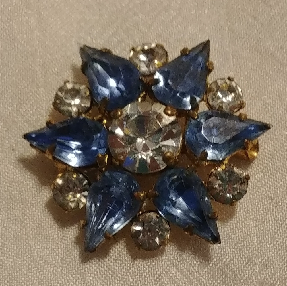 🌺2/$25 or 5/$50
Blue and Clear Rhinestone Brooch
